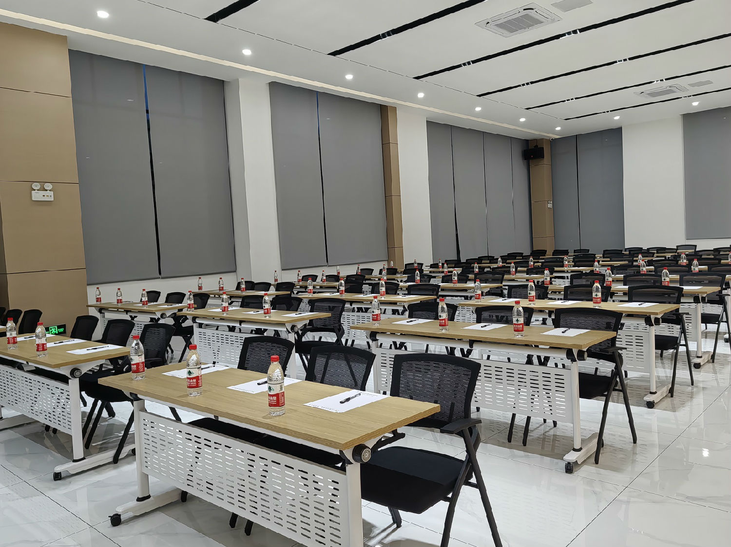 樂(lè)朗會(huì)議廳.jpg 樂(lè)朗會(huì)議廳.jpg